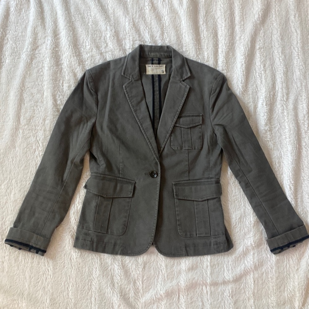 This is a great every day jacket. Very well kept and no flaws.